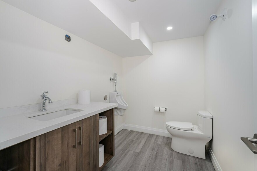 More Photos Of 140-160 Derry Rd E, Mississauga Office For Sale