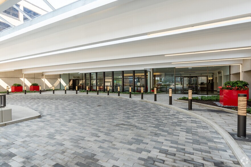 More Photos Of 8725 W Higgins Rd, Chicago Coworking Space