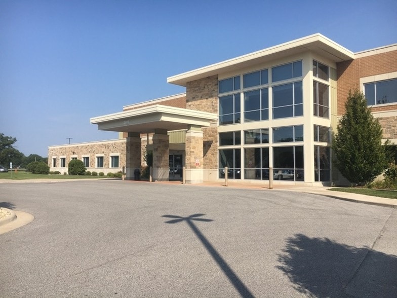More Photos Of 3900 28th Avenue Dr, Moline Medical For Lease