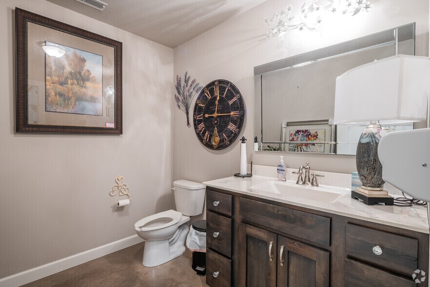 More Photos Of 1208 Donna Dr, Carterville Freestanding For Sale