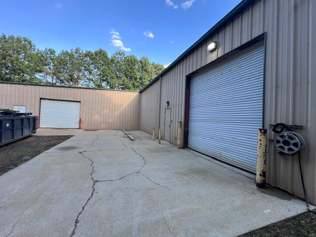 More Photos Of 107 Corporate Park East Dr, Lagrange Warehouse For Lease
