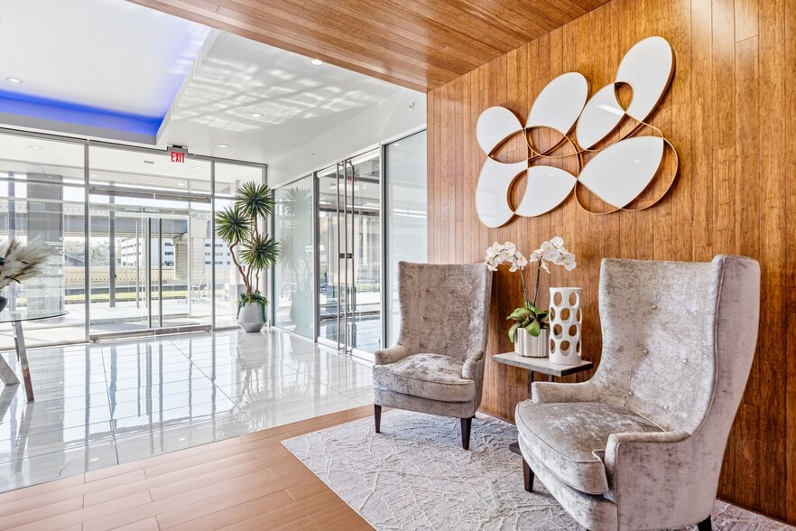 More Photos Of 2550 N Loop Fwy W, Houston Office For Lease