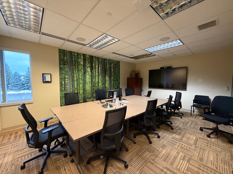More Photos Of 985 Gezon Pky SW, Grand Rapids Office For Lease
