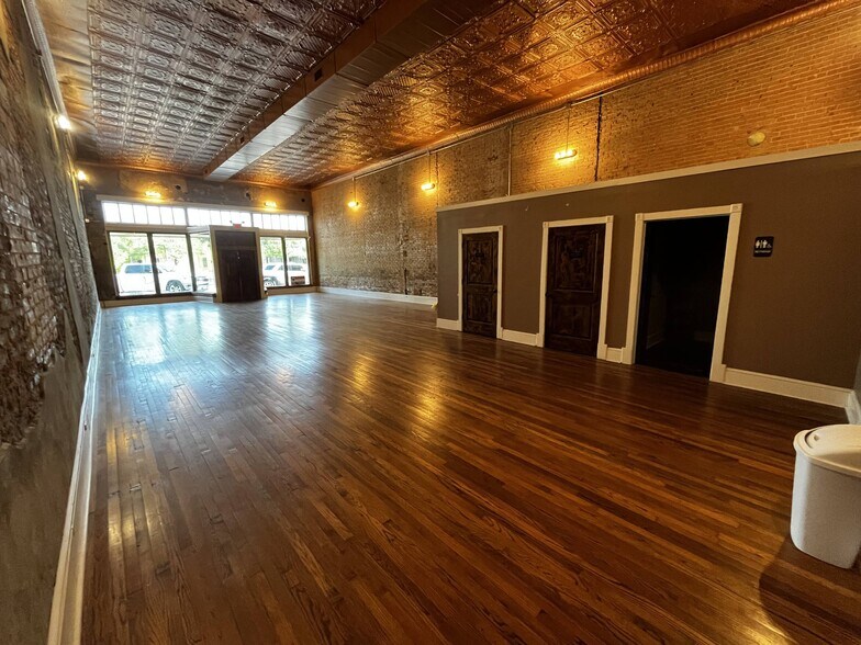 More Photos Of 204 W Knox St, Ennis Storefront Retail Office For Lease