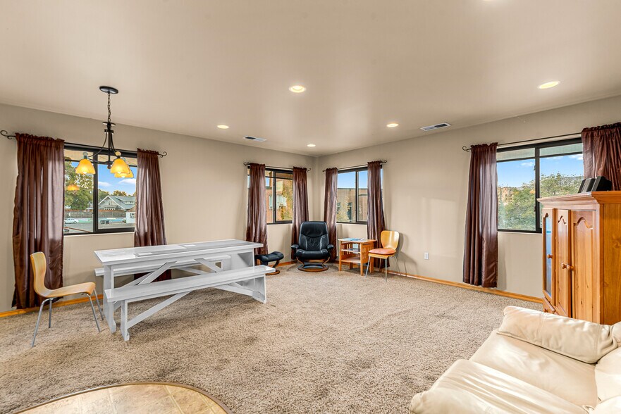 More Photos Of 10 N Chelan Ave, Wenatchee Veterinarian Kennel For Lease