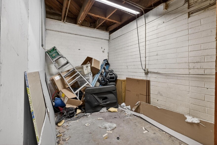 More Photos Of 5016 E Olympic Blvd, Los Angeles Storefront For Sale