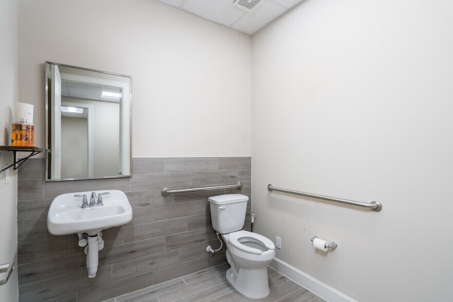 More Photos Of 8118 Fry Rd, Cypress Medical For Lease