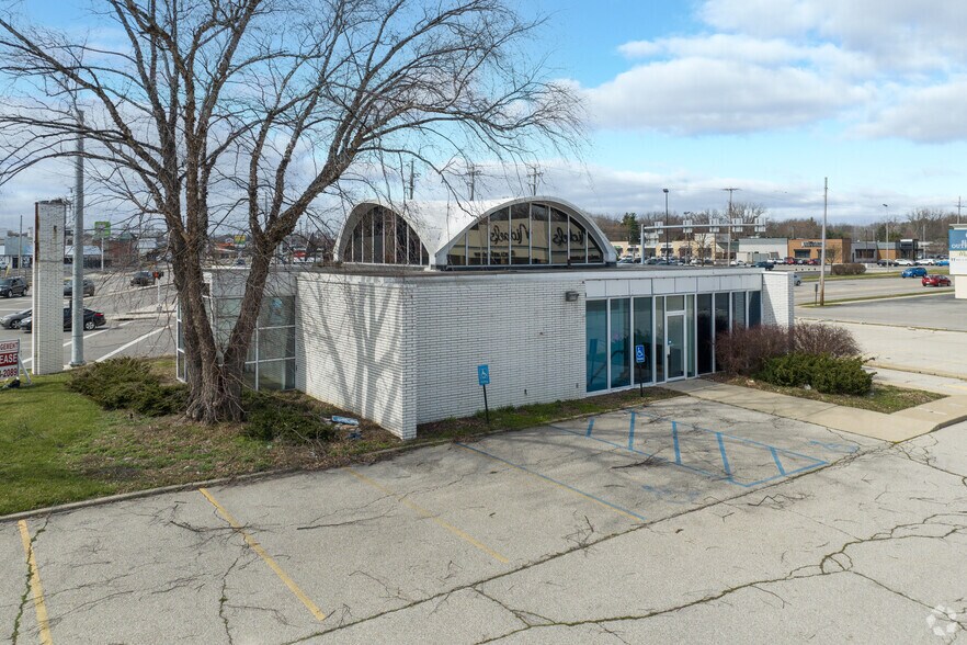 More Photos Of 5072 Monroe St, Toledo Bank For Lease