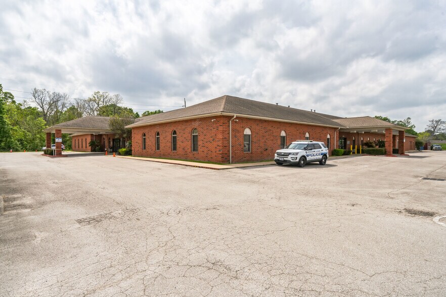 More Photos Of 3420 Veterans Cir, Beaumont Hospital For Sale