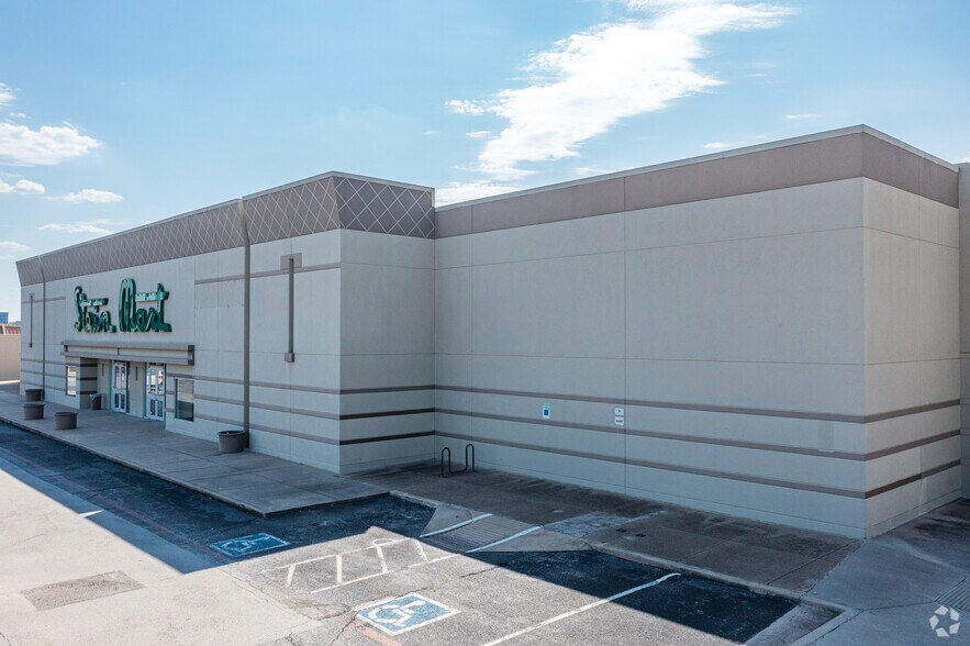 More Photos Of 14902 Preston Rd, Dallas Unknown For Lease