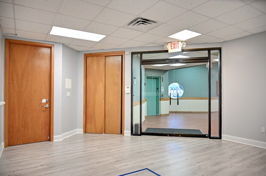 More Photos Of 317 Brick Blvd, Brick Office For Lease