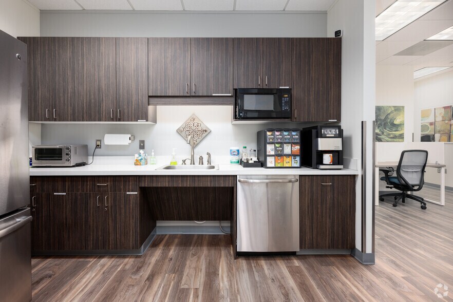 More Photos Of 806 Green Valley Rd, Greensboro Office Residential For Lease