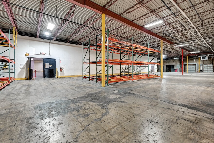 More Photos Of 100 Chamber Plz, Charleroi Supermarket For Lease