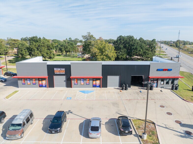 More Photos Of 40190 Bus US-290, Waller Light Distribution For Lease