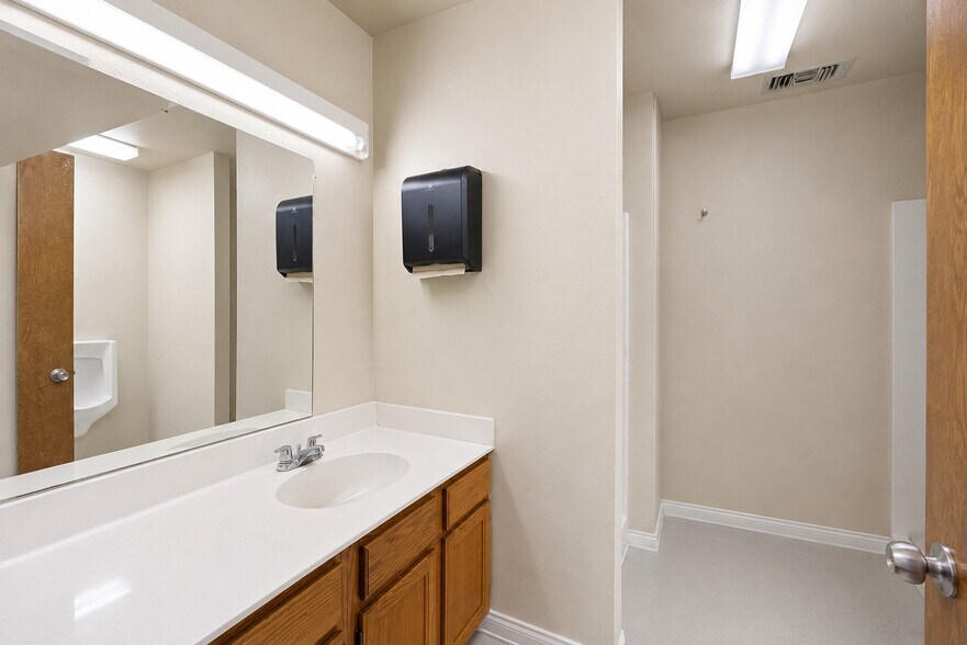 More Photos Of 101 John Kelly St, Burnet Industrial For Sale