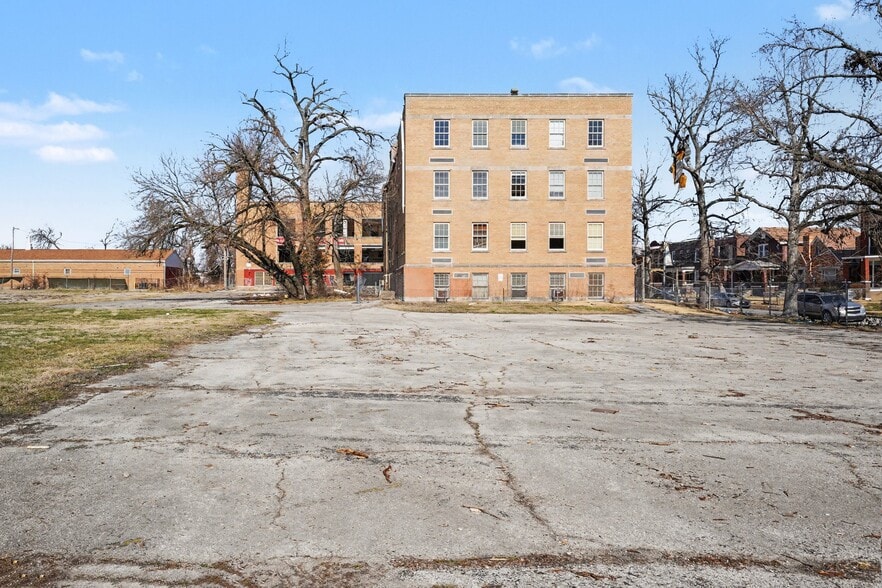 More Photos Of 4253 Clarence Blf, Saint Louis Specialty For Sale