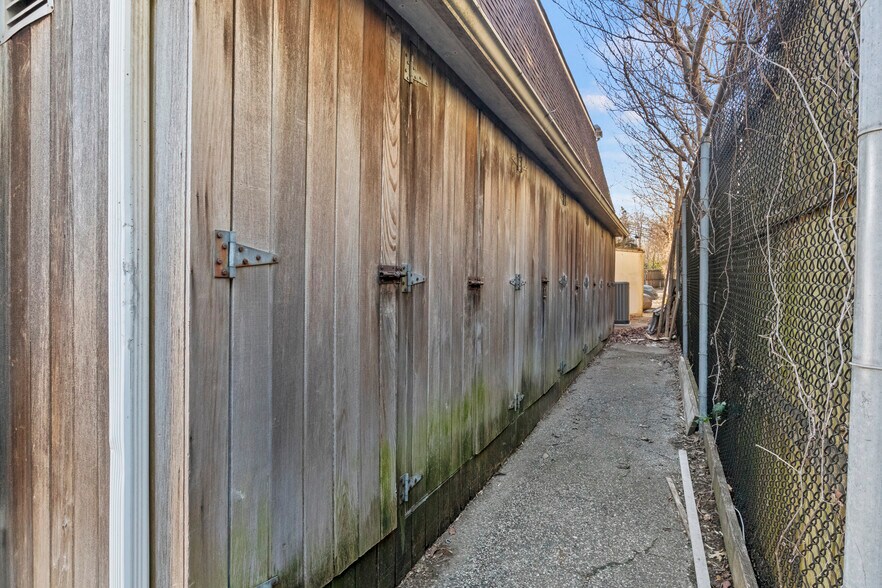 More Photos Of 42 Herb Hill Rd, Glen Cove Flex For Lease