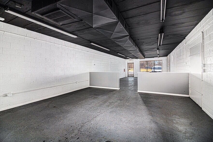 More Photos Of 3898 Joslyn Rd, Lake Orion General Retail For Lease