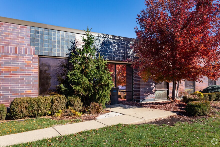 More Photos Of 1800 Lunt Ave, Elk Grove Village Warehouse For Sale