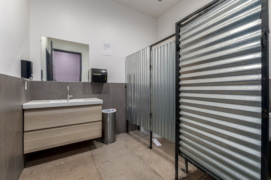 More Photos Of 2533 N 16th St, Phoenix Showroom For Sale