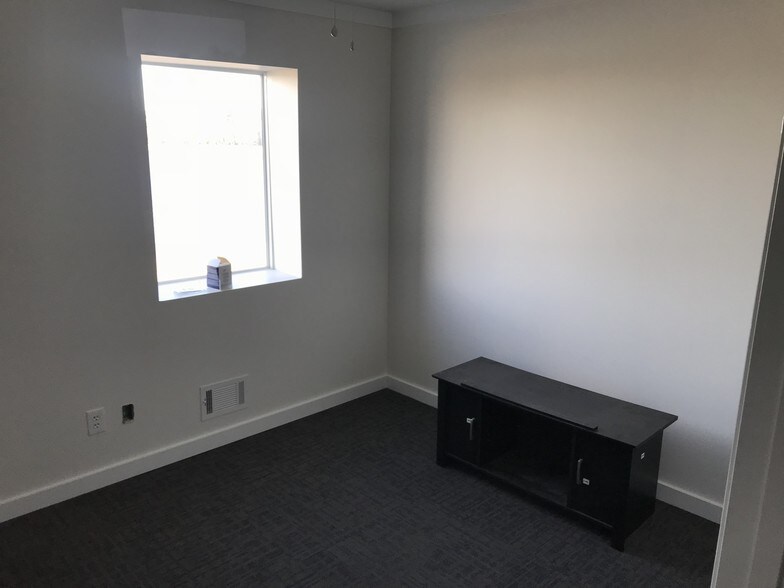 More Photos Of 128 Pipemakers Cir, Pooler Light Distribution For Lease