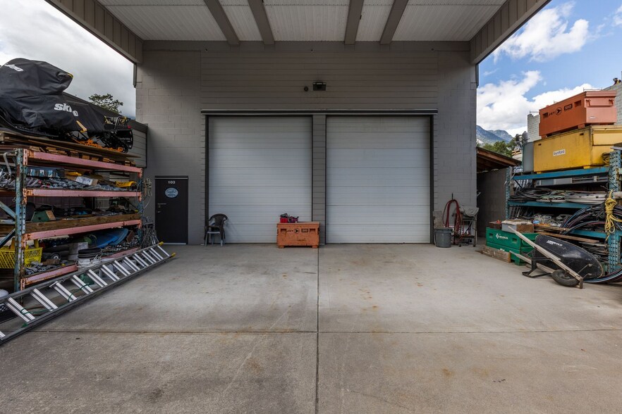 More Photos Of 37738 3 Av, Squamish Flex For Sale