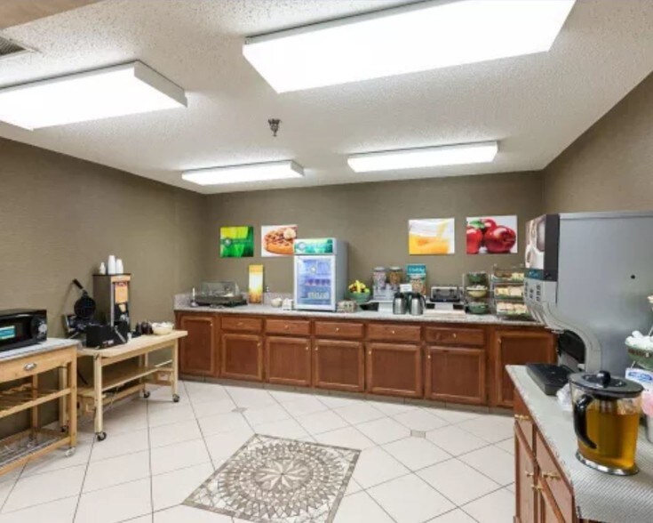More Photos Of 2008 Avenue F NW, Childress Hotel For Sale