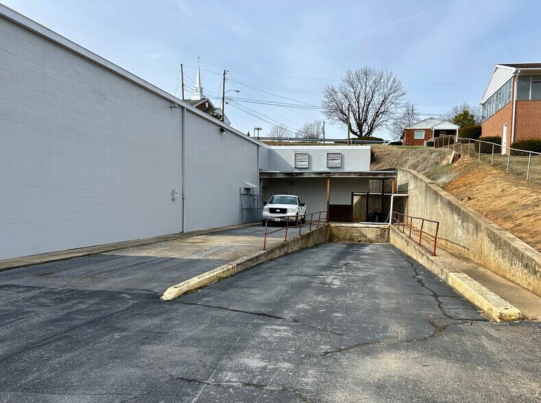 More Photos Of 1104 Greenville Ave, Staunton Storefront For Lease