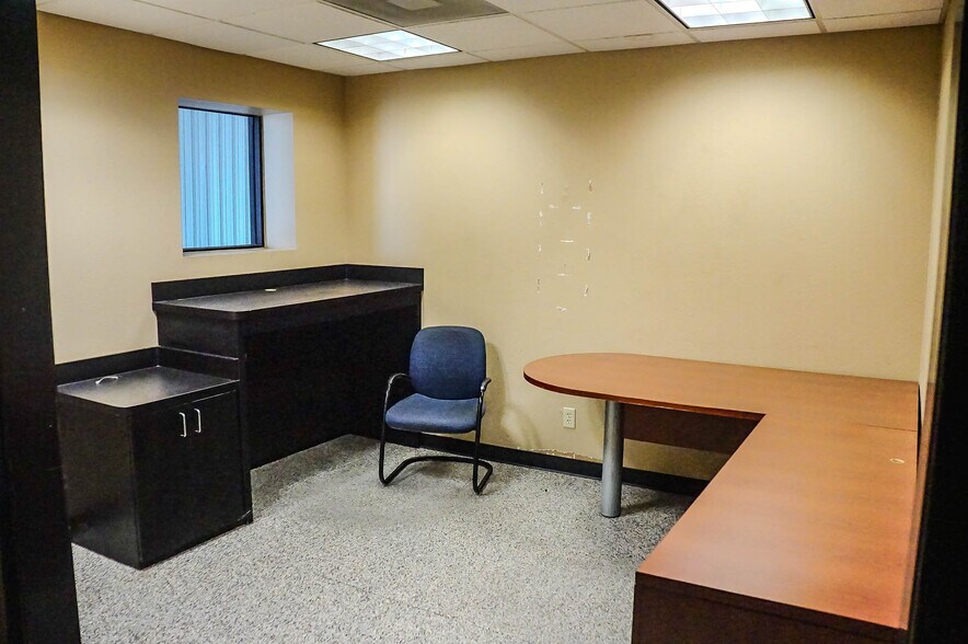 More Photos Of 3015 Fort Worth Hwy, Hudson Oaks Auto Dealership For Lease