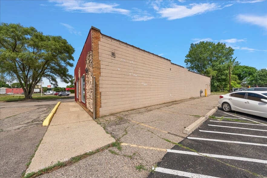 More Photos Of 1357 S Gratiot Ave, Clinton Township Showroom For Sale