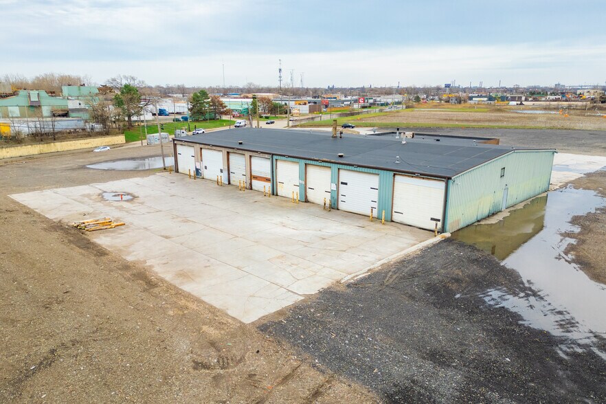 More Photos Of 3969 Wyoming St, Dearborn Truck Terminal For Lease