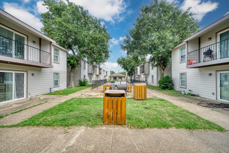 More Photos Of 2000 Kazmeier Plz, Bryan Apartments For Sale