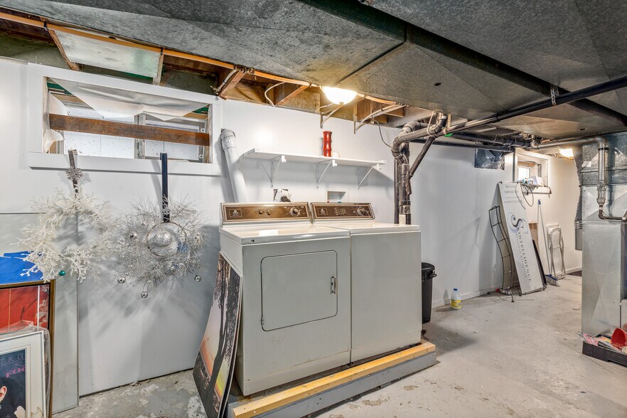 More Photos Of 2032 34th Ave SW, Calgary Office For Sale