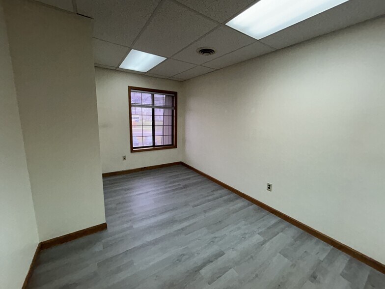 More Photos Of 304 Federal Rd, Brookfield Office For Lease