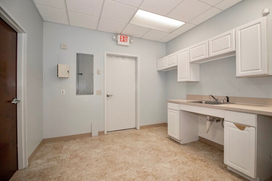 More Photos Of 285 N Main St, Troutman General Retail For Lease