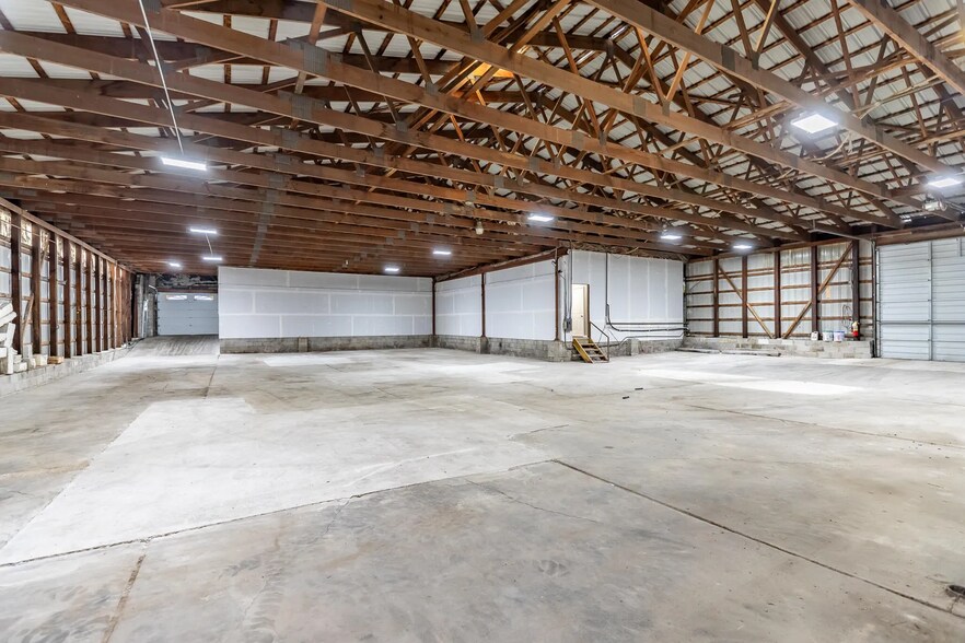 More Photos Of 13501 Morse St, Cedar Lake Industrial For Lease