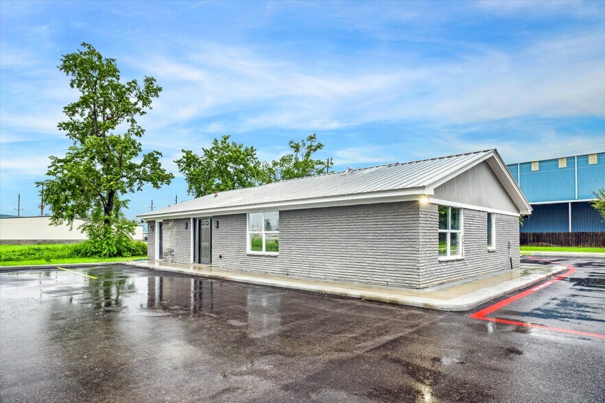 More Photos Of 28011 High Meadow Rd, Tomball Office Residential For Lease