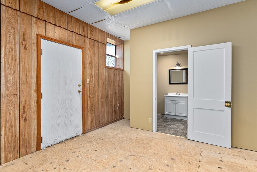 More Photos Of 155 N Broadway Ave, Booneville Storefront For Sale