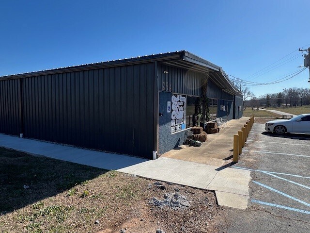 More Photos Of 296 Richey Rd, Pelzer Showroom For Lease