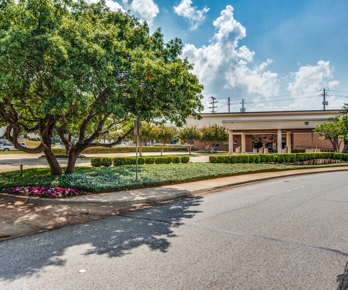 More Photos Of 13333 Midway Rd, Farmers Branch Bank For Lease