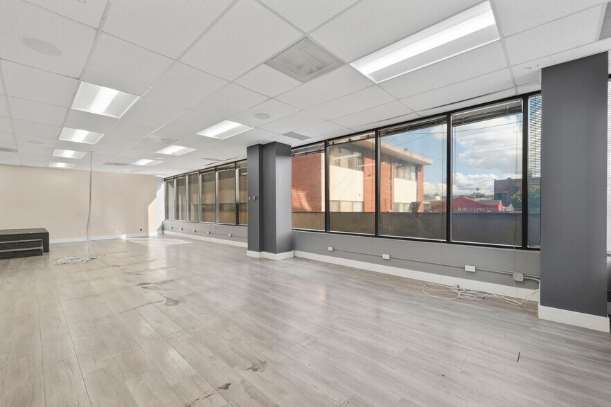 More Photos Of 14546 Hamlin St, Van Nuys Office For Sale