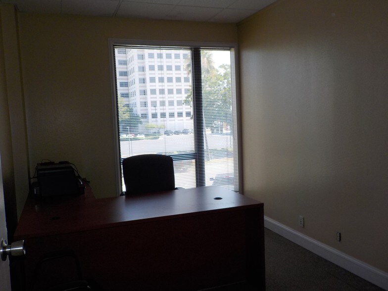 More Photos Of 3700 N 10th St, McAllen Office For Lease