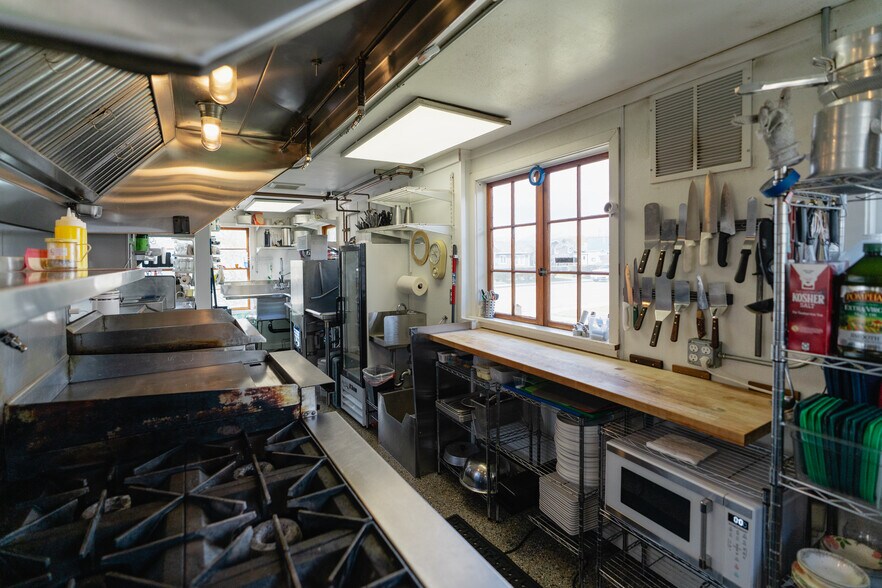 More Photos Of 927 S Cobb St, Palmer Restaurant For Sale