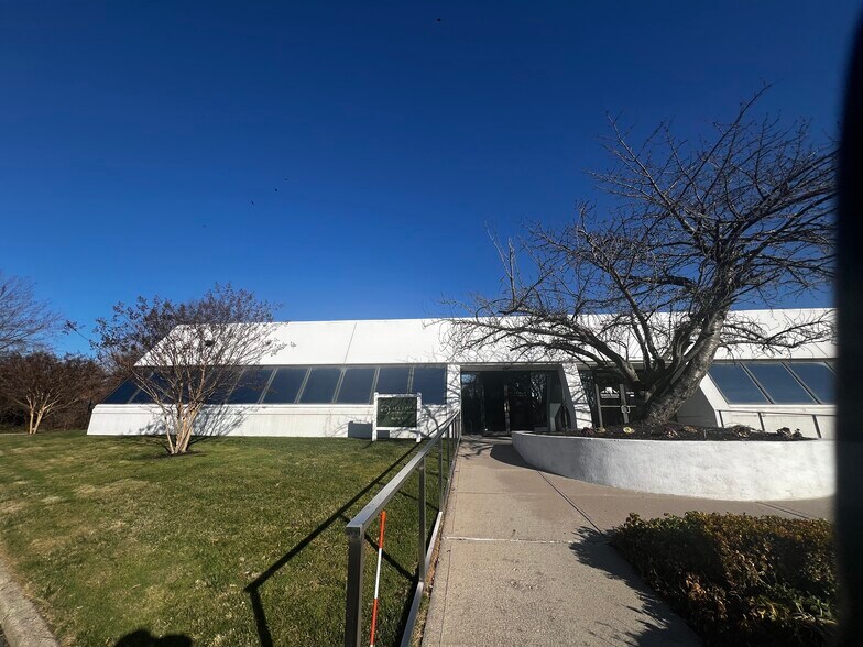 More Photos Of 1895 Walt Whitman Rd, Melville Medical For Lease
