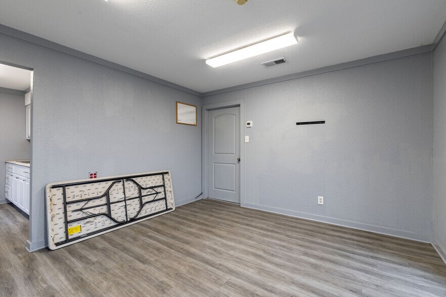 More Photos Of 101 Ewing St, Ferris Police Fire Station For Sale