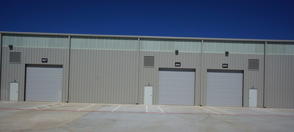 More Photos Of 202 Industrial Blvd, Sugar Land Warehouse For Sale