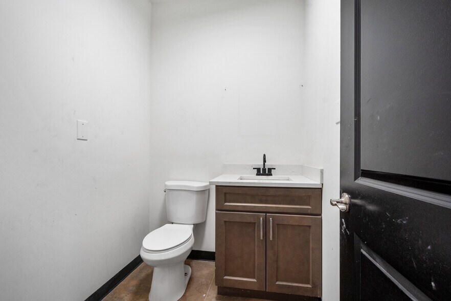 More Photos Of 8019 Monticello Ave, Skokie Industrial For Sale