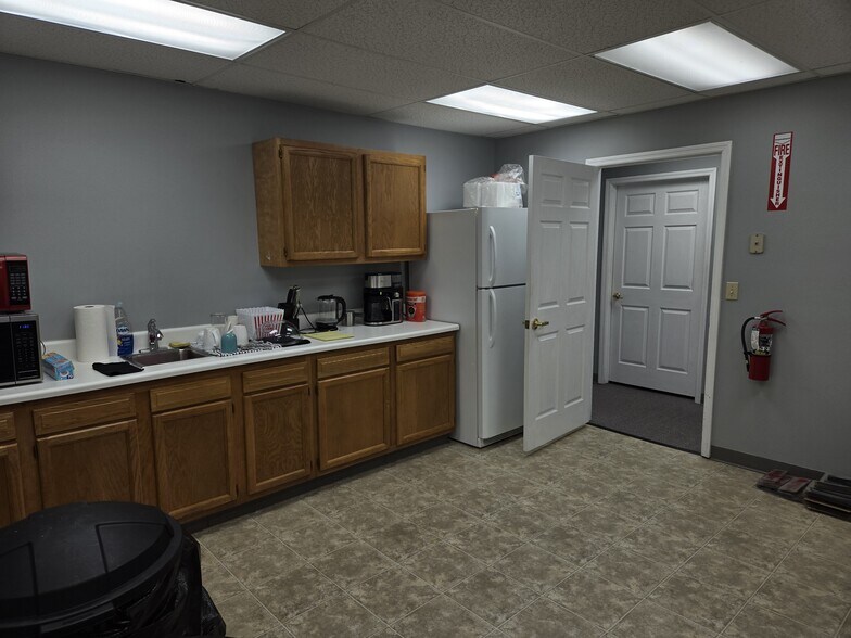 More Photos Of 1274 Volunteer Pky, Bristol Office For Lease