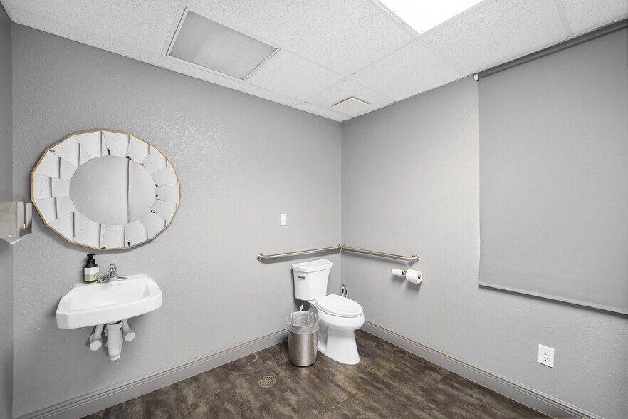 More Photos Of 2300 SE 17th St, Ocala Office For Sale