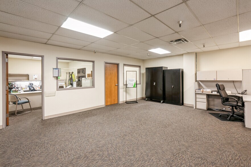 More Photos Of 2301 Fleur Dr, Des Moines Warehouse For Sale